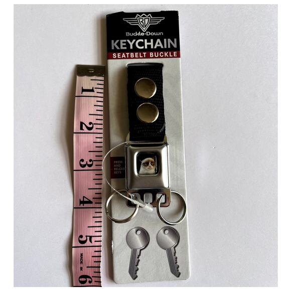 Angry Cat Buckle-Down Seat Belt Release Keychain - Picture 2 of 9